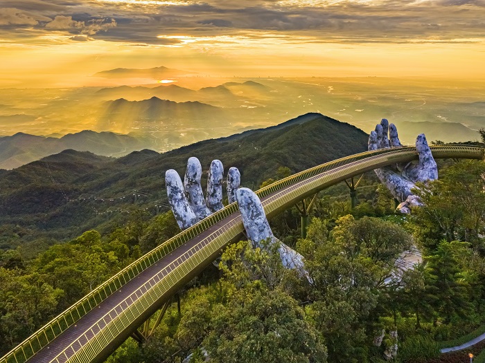 Cầu Vàng - cây cầu nổi tiếng được truyền thông thế giới ngợi ca và du khách khắp nơi tìm về